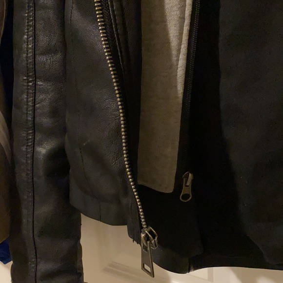 Black leather jacket with hood - Picture 3 of 3